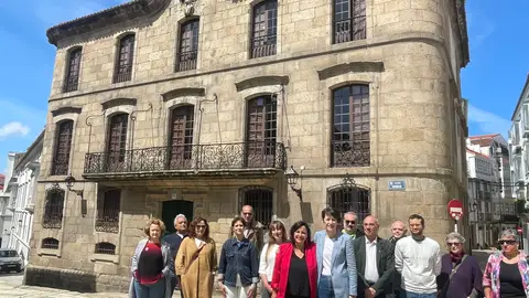 Representantes del BNG ante la Casa Cornide Campa electoral europea mayo 2024