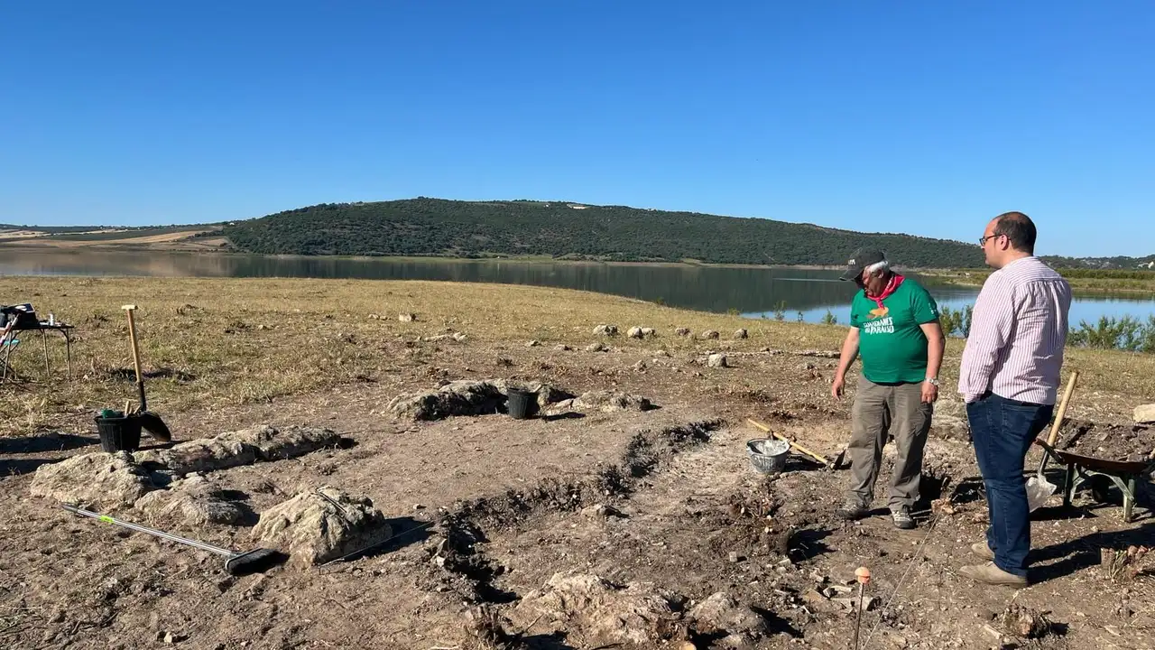 El alcalde visita uno de los yacimientos romanos de Bornos El alcalde visita uno de los yacimientos romanos de Bornos