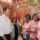 El alcalde de Toledo, Carlos Velázquez, visita los preparativos de flores El alcalde de Toledo, Carlos Velázquez, visita los preparativos de flores