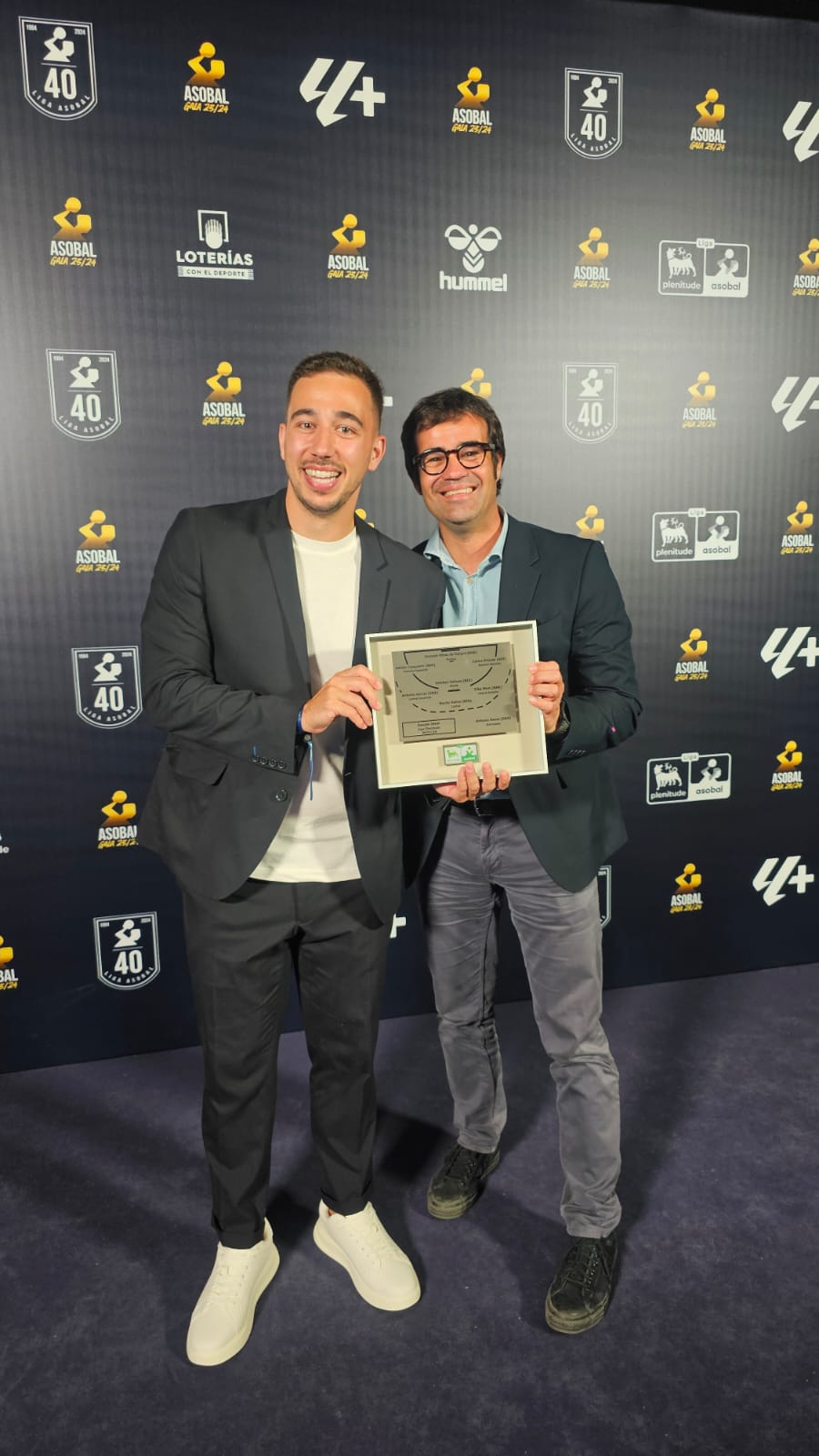Nacho Valles recibe el premio ASOBAL como mejor Central Nacho Valles recibe el premio ASOBAL como mejor Central