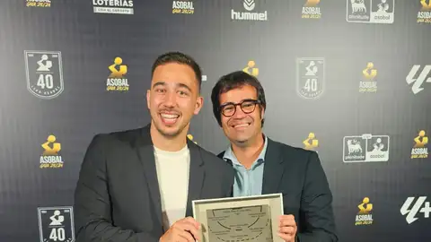 Nacho Valles recibe el premio ASOBAL como mejor Central Nacho Valles recibe el premio ASOBAL como mejor Central