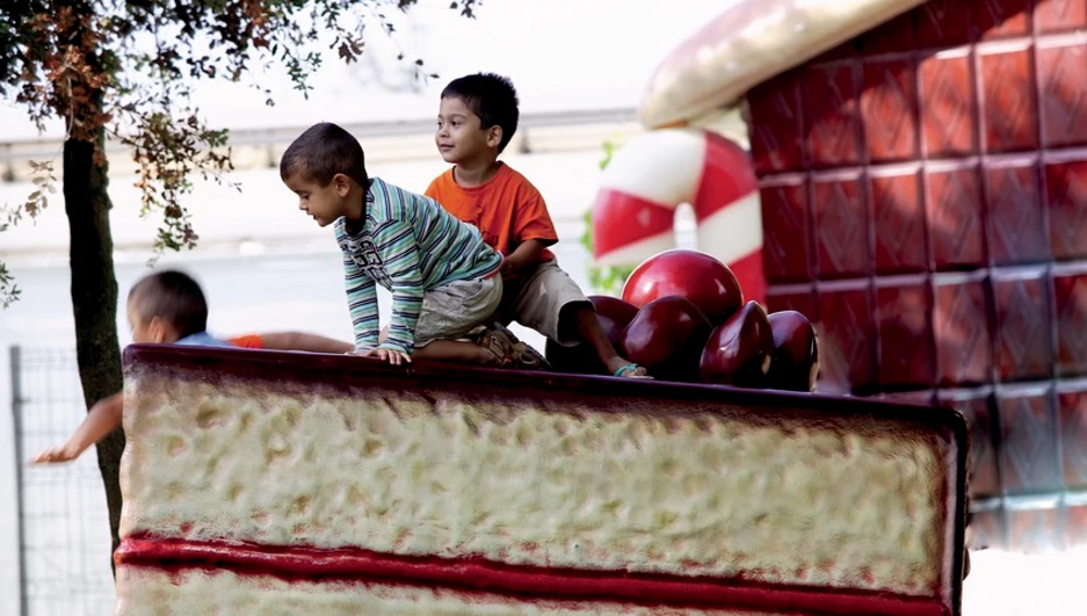 Niños sobre una atracción en forma de pastel en el parque infantil Francesc Macià de Malgrat de Mar 