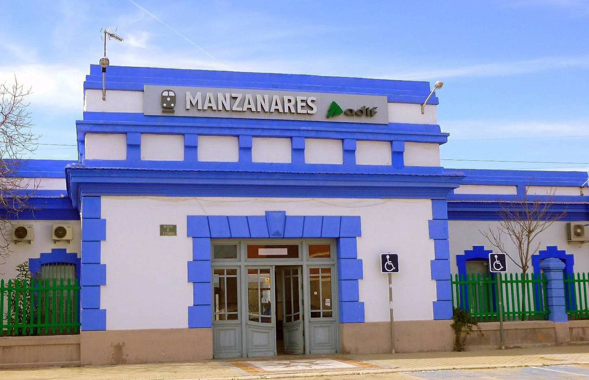 Hospitalizada una mujer tras ser arrollada por un tren en la estación de Manzanares Hospitalizada una mujer tras ser arrollada por un tren en la estación de Manzanares