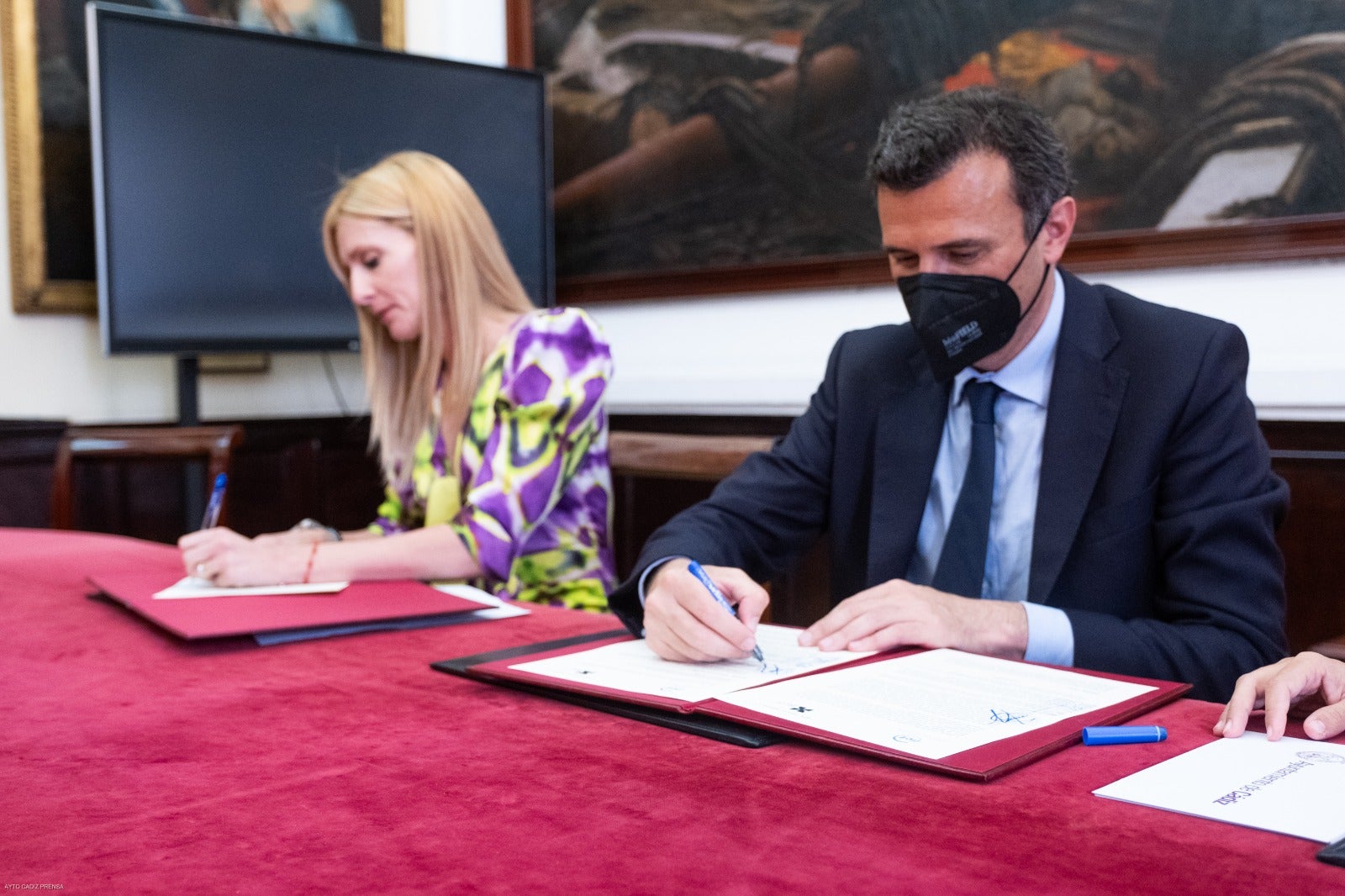 El IFEF y el Grupo Luna firman un convenio para contratar a 29 trabajadores en el futuro hotel del Estadio de Cádiz El IFEF y el Grupo Luna firman un convenio para contratar a 29 trabajadores en el futuro hotel del Estadio de Cádiz