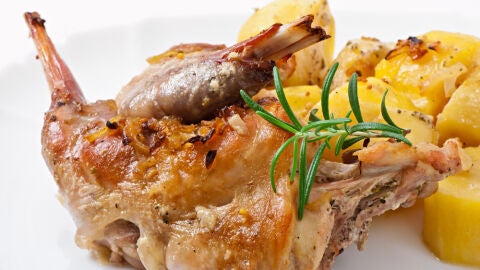 Imagen de archivo de un conejo asado