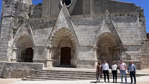 La Diputación ha aportado 17.000 euros para la renovación del pavimento de la plaza de la iglesia de Herrera de Valdecañas .