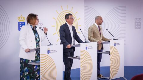 Candelaria Delgado, consejera de Bienestar Social del Gobierno de Canarias junto a Pablo Rodríguez, consejero de Obras Públicas y Alfonso Cabello, portavoz del Gobierno tras la reunión del Consejo de Gobierno del lunes 27 de mayo de 2024