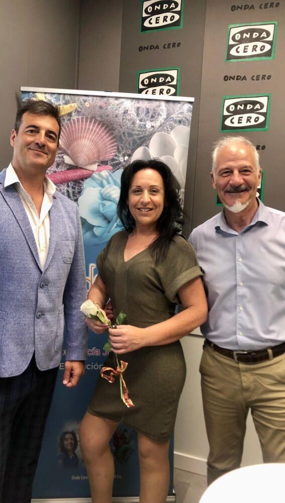Lucía Jiménez, junto al director de Onda Cero Marina Baixa y el director comercial, Julio Nieto