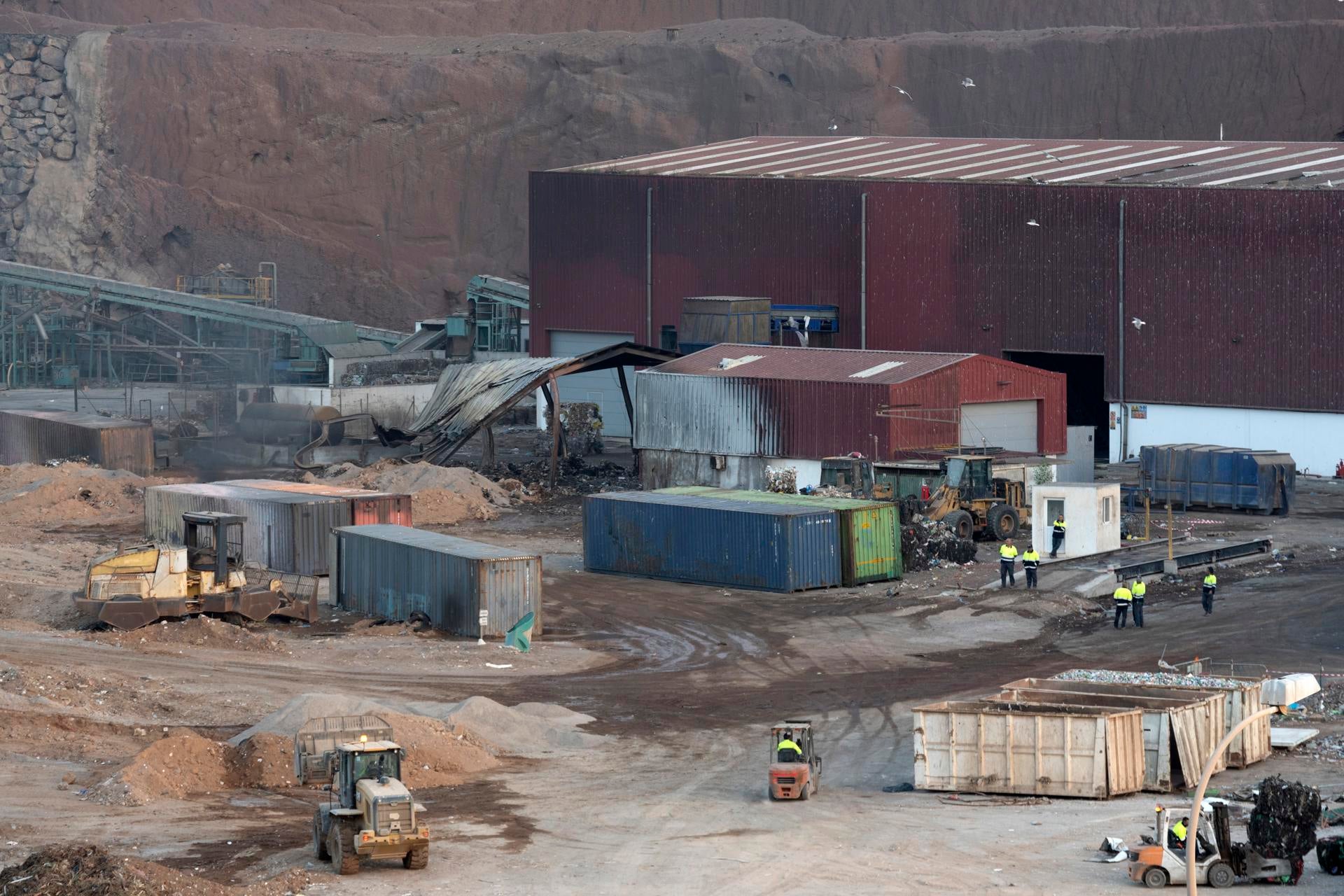 El incendio del vertedero de Lanzarote ya está controlado El incendio del vertedero de Lanzarote ya está controlado