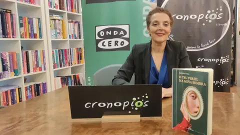 A escritora Rexina Vega ea librería Cronopios de Pontevedra Entre micros e libros