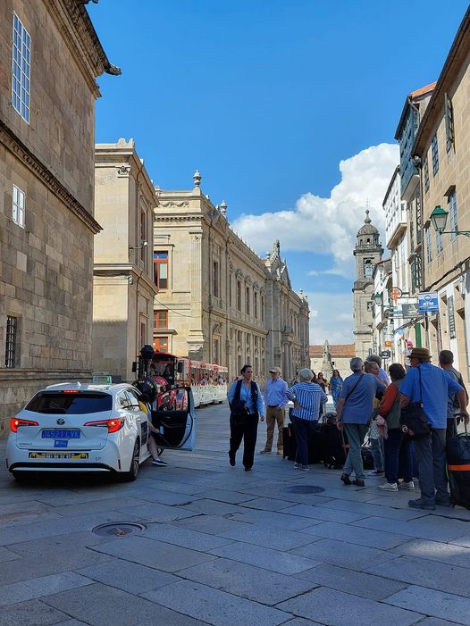 El gobierno compostelano considera "insuficiente" el número de taxis mientras el PP cree que la ampliación de licencias provocará "precariedad" en el sector El gobierno compostelano considera "insuficiente" el número de taxis mientras el PP cree que la ampliación de licencias provocará "precariedad" en el sector