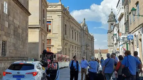 El gobierno compostelano considera "insuficiente" el número de taxis mientras el PP cree que la ampliación de licencias provocará "precariedad" en el sector El gobierno compostelano considera "insuficiente" el número de taxis mientras el PP cree que la ampliación de licencias provocará "precariedad" en el sector