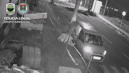 Le caen 2.000 euros en Gran Canaria por abandonar escombros en la calle y ponerse a orinar en la acera Le caen 2.000 euros en Gran Canaria por abandonar escombros en la calle y ponerse a orinar en la acera