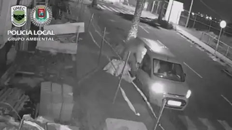 Le caen 2.000 euros en Gran Canaria por abandonar escombros en la calle y ponerse posteriormente a orinar en la acera Le caen 2.000 euros en Gran Canaria por abandonar escombros en la calle y ponerse posteriormente a orinar en la acera
