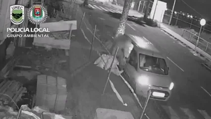 Le caen 2.000 euros en Gran Canaria por abandonar escombros en la calle y ponerse posteriormente a orinar en la acera