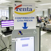 Varias personas son atendidas en la Agencia Tributaria para presentar la declaración de la renta | Archivo 