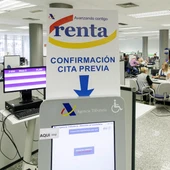 Varias personas son atendidas en la Agencia Tributaria para presentar la declaración de la renta | Archivo Varias personas son atendidas en la Agencia Tributaria para presentar la declaración de la renta | Archivo