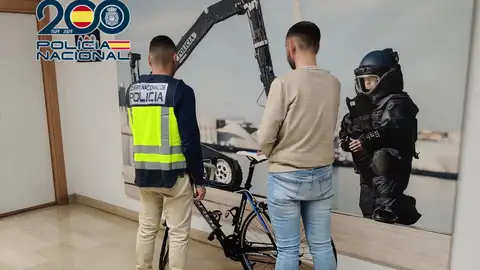 Una bicicleta recuperada ha sido devuelta a su propietario Una bicicleta recuperada ha sido devuelta a su propietario
