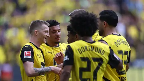 Los futbolistas del Borussia Dortmund celebran un gol durante un partido de la Bundesliga Los futbolistas del Borussia Dortmund celebran un gol durante un partido de la Bundesliga