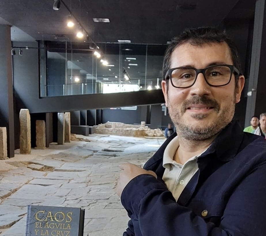 El escritor saguntino Gregorio Muelas protagoniza la edición del ciclo Diàleg de Llibres con su obra 'Caos uno. El Águila y la Cruz' El escritor saguntino Gregorio Muelas protagoniza la edición del ciclo Diàleg de Llibres con su obra 'Caos uno. El Águila y la Cruz'