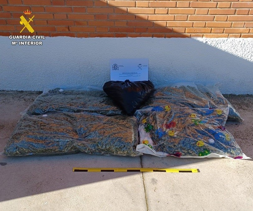 Detenido cuando transportaba más de 23 kilos de marihuana en su vehículo a la altura de Puerto Lápice Detenido cuando transportaba más de 23 kilos de marihuana en su vehículo a la altura de Puerto Lápice