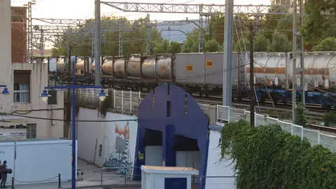 Tren de mercaderies al seu pas pel Serrallo Tren de mercaderies al seu pas pel Serrallo