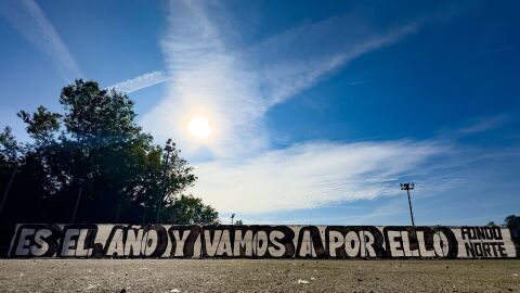 29-5 Pancarta de apoyo al oviedo en El Requex&oacute;n