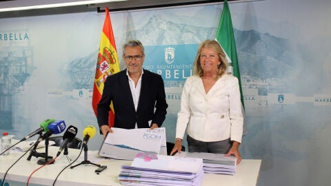 Jos&eacute; Eduardo D&iacute;az y &Aacute;ngeles Mu&ntilde;oz con alegaciones al PGOM