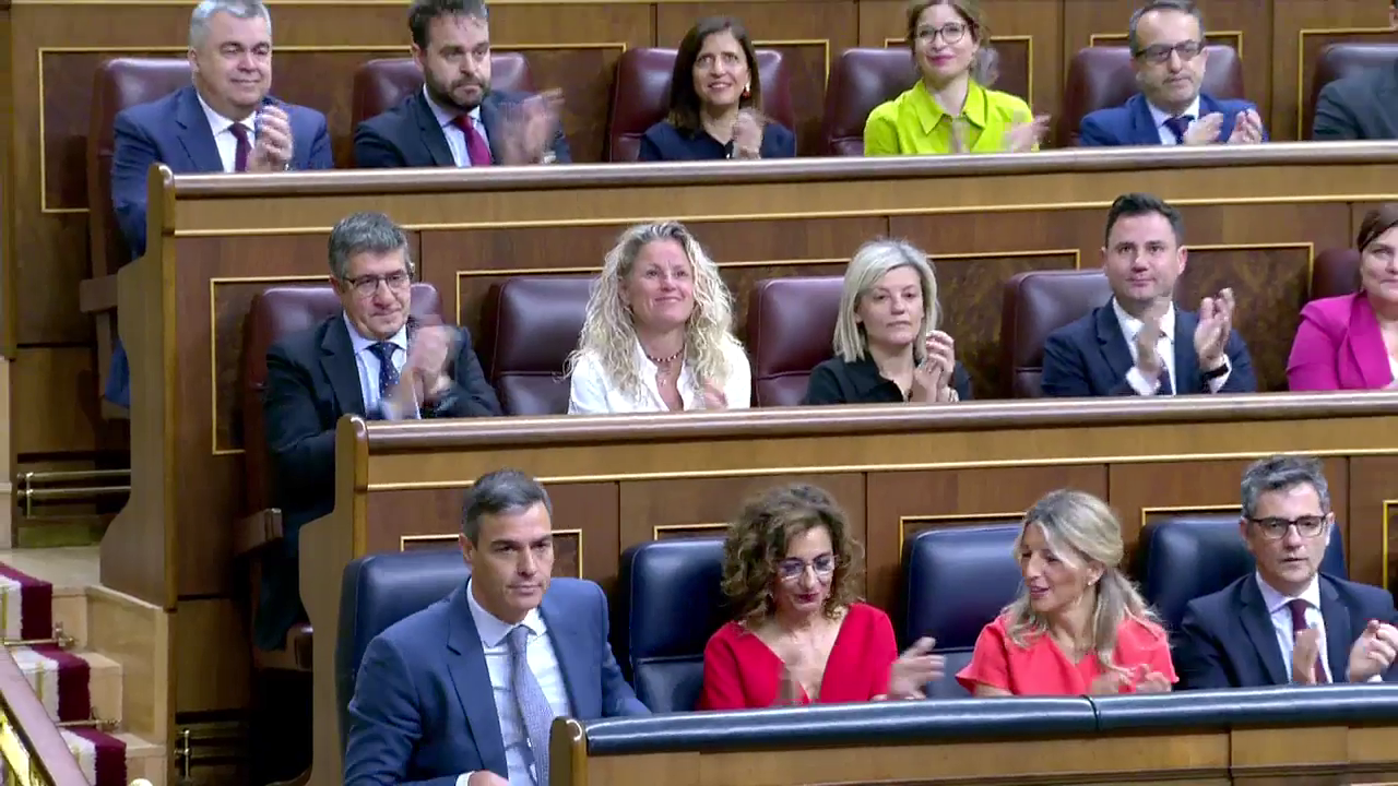 La frase de Yolanda Díaz a Feijóo que se 'cuela' en el micrófono abierto de Sánchez: "A la mierda" La frase de Yolanda Díaz a Feijóo que se 'cuela' en el micrófono abierto de Sánchez: "A la mierda"