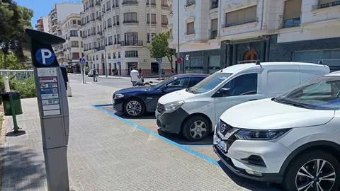 Imagen de archivo de coches aparcados en 'zona azul' en el centro de Elche. Imagen de archivo de coches aparcados en 'zona azul' en el centro de Elche.