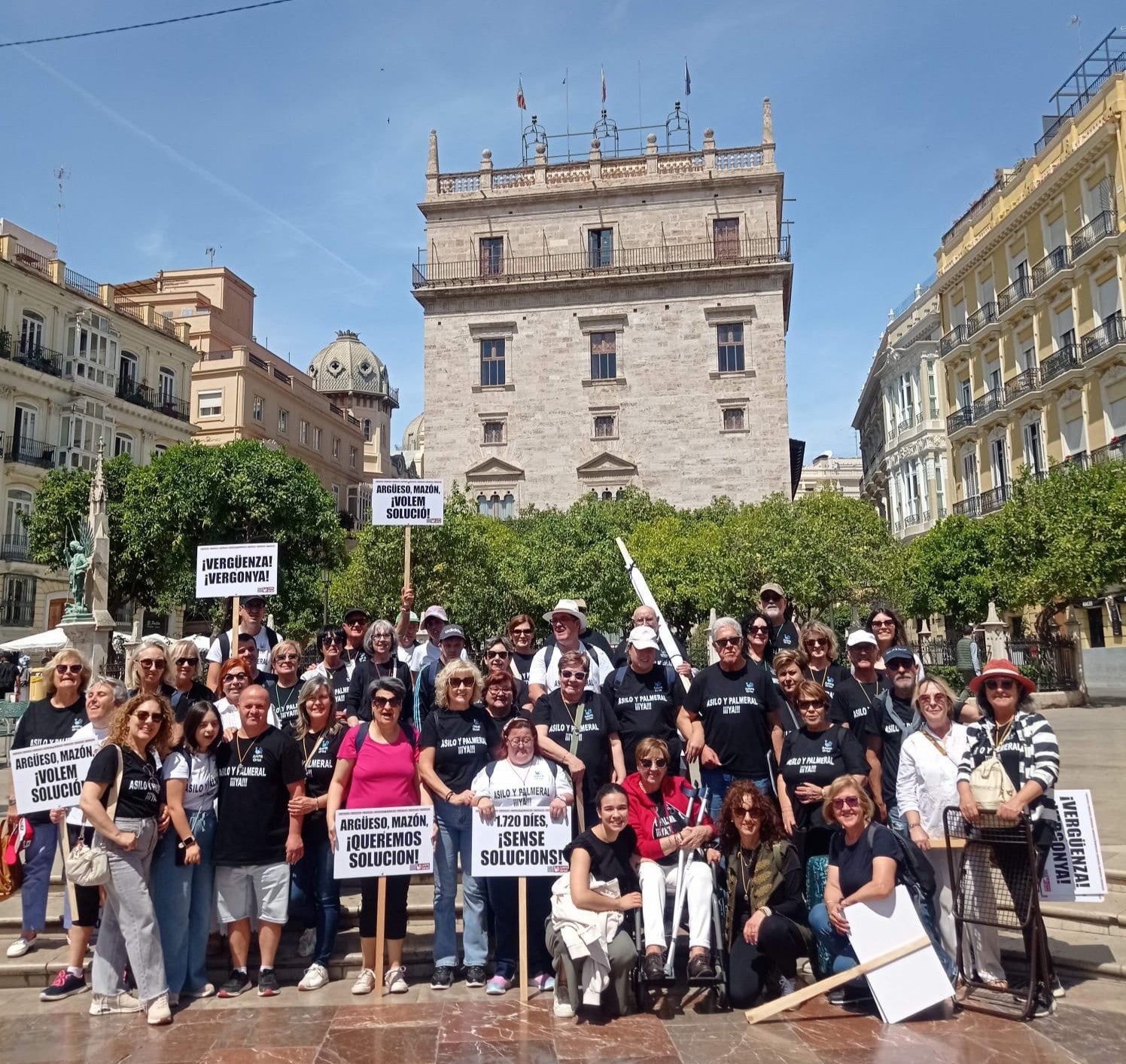 Padres de usuarios del Centro Oriol llevan a Valencia su protesta y vuelven con el compromiso de reunirse con la Consellería de Bienestar Social Padres de usuarios del Centro Oriol llevan a Valencia su protesta y vuelven con el compromiso de reunirse con la Consellería de Bienestar Social