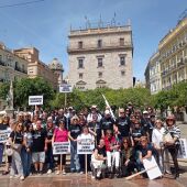 Los padres de usuarios del Centro Oriol llevan a Valencia su protesta y vuelven con el compromiso de una reunión con responsables de la Consellería de Bienestar Social