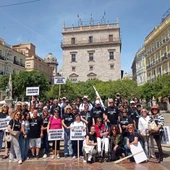 Los padres de usuarios del Centro Oriol llevan a Valencia su protesta y vuelven con el compromiso de una reunión con responsables de la Consellería de Bienestar Social Los padres de usuarios del Centro Oriol llevan a Valencia su protesta y vuelven con el compromiso de una reunión con responsables de la Consellería de Bienestar Social
