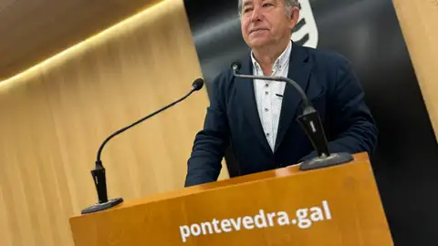 Lores remite de novo á Xunta o expediente da Variante de Alba apoiado por oito colectivos veciñais O alcalde de Pontevedra, Miguel Anxo Fernández Lores na sala de prensa