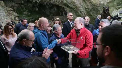 Foto de archivo de Alberto de Mónaco en su visita de 2022 al Centro de Arte Rupestre de Puente Viesgo Foto de archivo de Alberto de Mónaco en su visita de 2022 al Centro de Arte Rupestre de Puente Viesgo