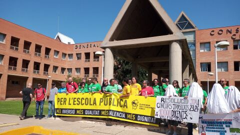 La Plataforma en Defensa de l&acute;Ensenyament P&uacute;blic se ha concentrado a las puertas de la Conseller&iacute;a de Educaci&oacute;n