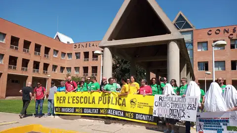 La Plataforma en Defensa de l´Ensenyament Públic se ha concentrado a las puertas de la Consellería de Educación La Plataforma en Defensa de l´Ensenyament Públic se ha concentrado a las puertas de la Consellería de Educación