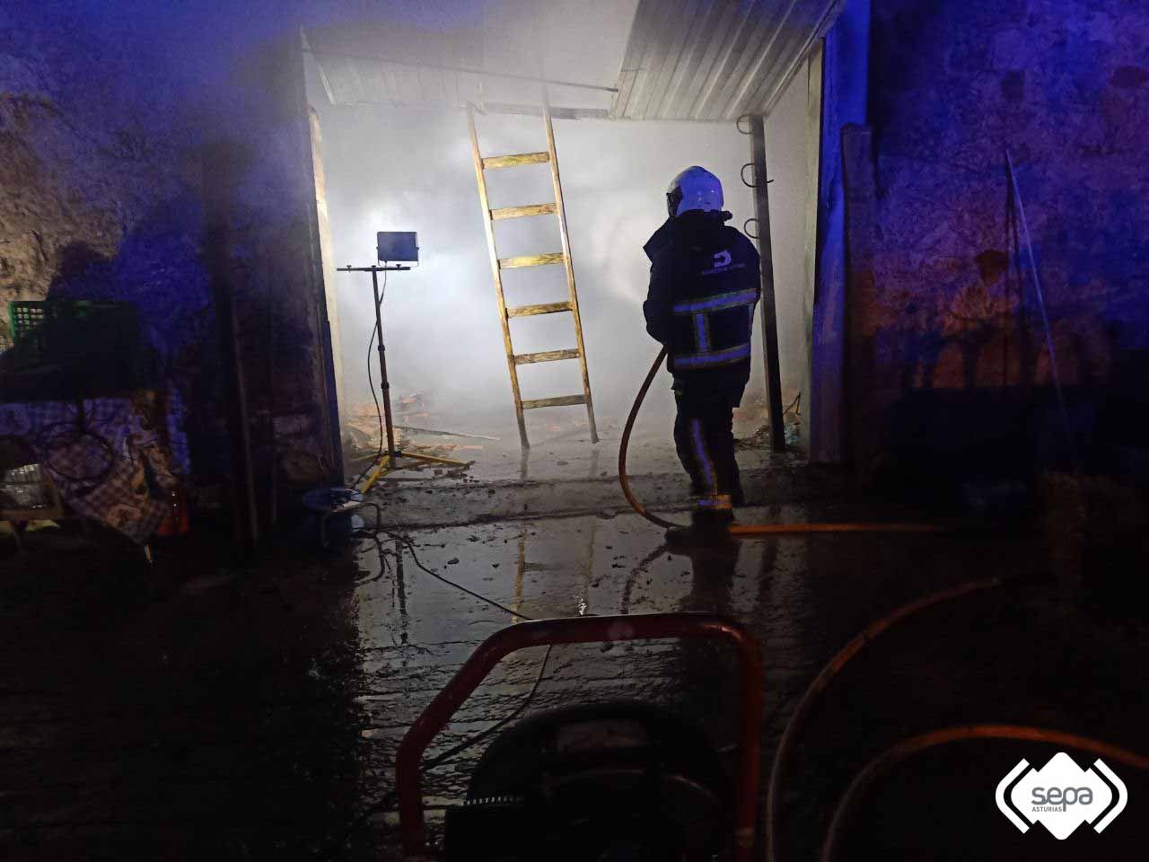 Dos intoxicados en Soto de Agües en el fuego de una casa Dos intoxicados en Soto de Agües en el fuego de una casa