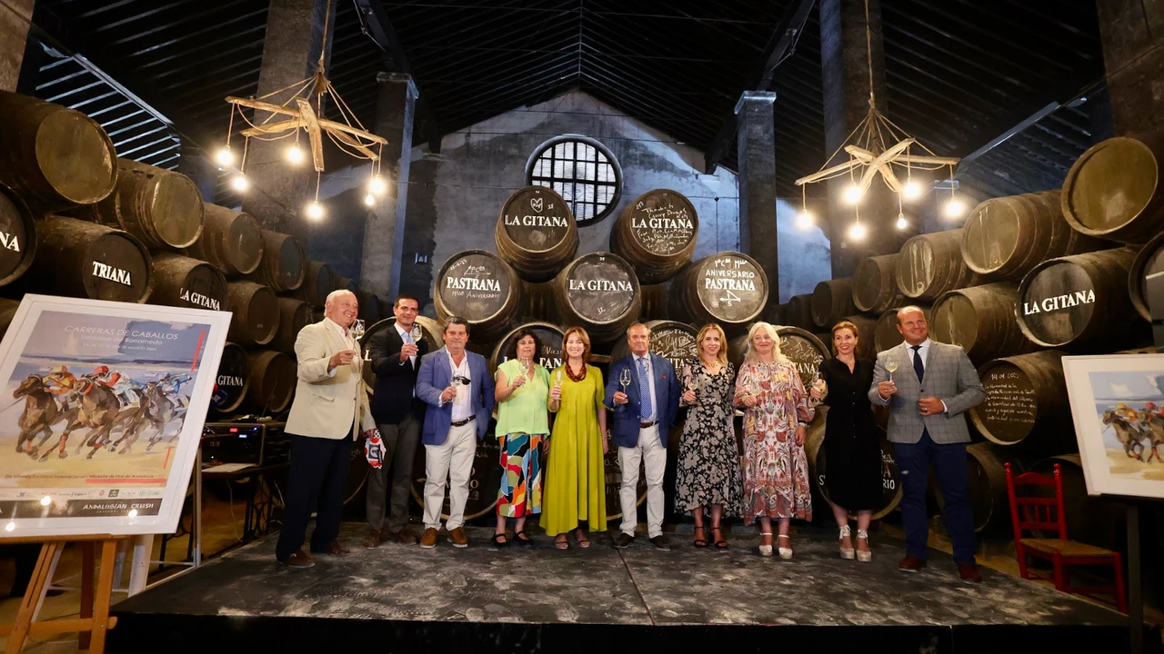 Foto de familia en la presentación del cartel de las Carreras de Caballos de Sanlúcar 2024