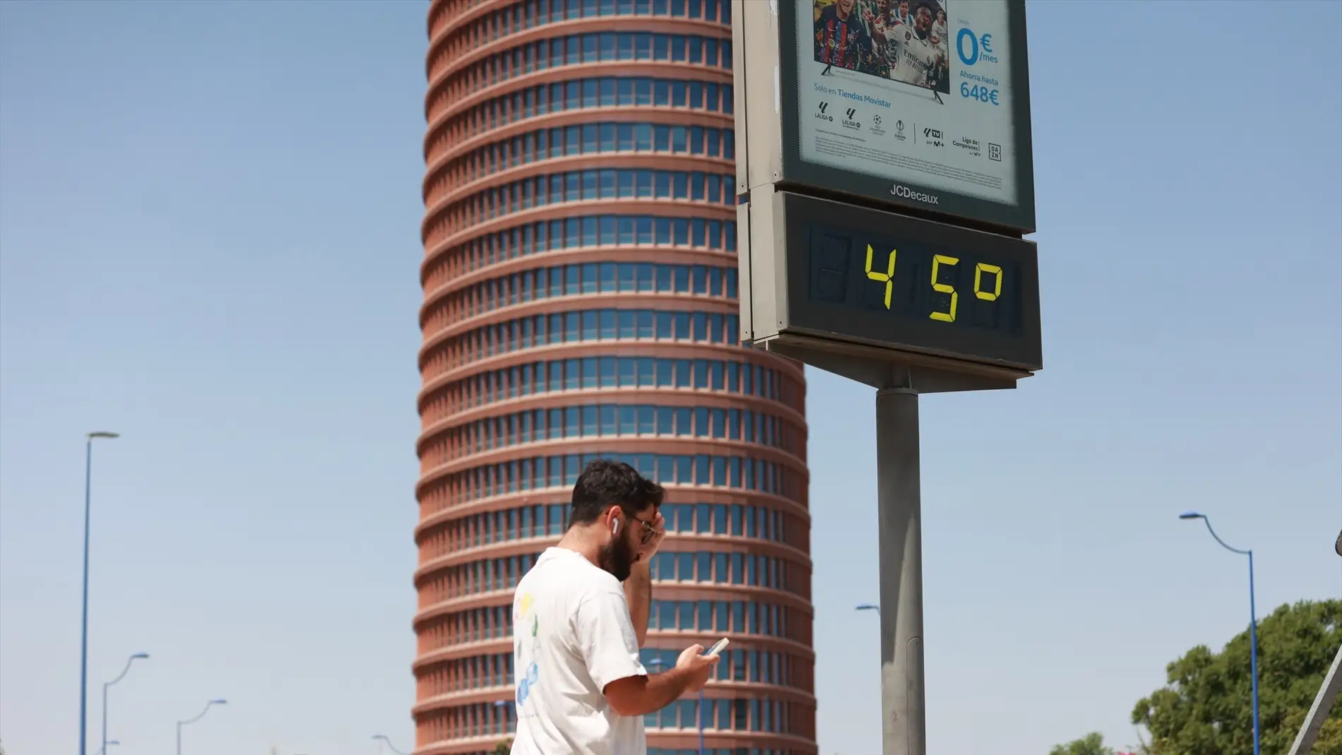 Imagen de archivo de un termómetro que marca 45 grados en Sevilla
