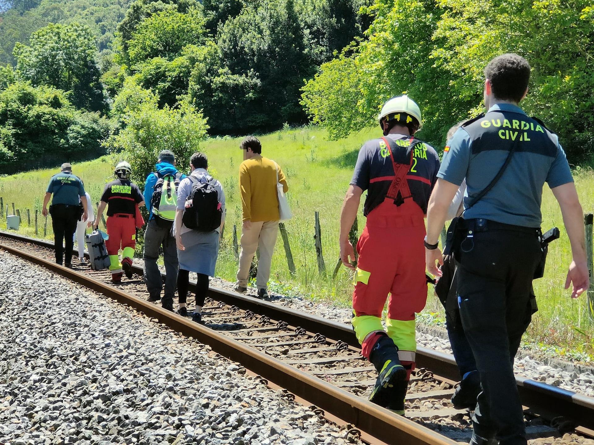 Evacuados los viajeros de un tren averiado entre Limpias y Carasa Evacuados los viajeros de un tren averiado entre Limpias y Carasa