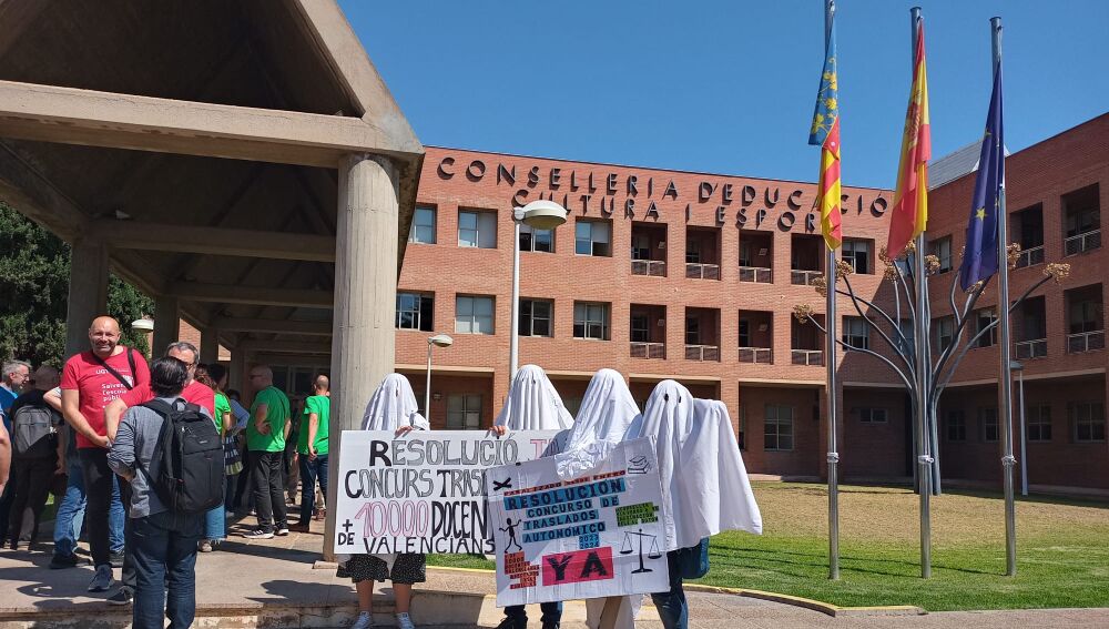 Los profesores afectados por los traslados se han disfrazado de fantasmas