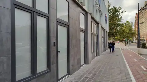 Bajos comerciales transformados en apartamentos turísticos en València moratoria