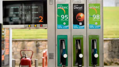 El encarecimiento de la electricidad y la menor bajada de los precios de los carburantes han tirado al alza de la inflación en mayo, que ha subido tres décimas, hasta el 3,6 % El encarecimiento de la electricidad y la menor bajada de los precios de los carburantes han tirado al alza de la inflación en mayo, que ha subido tres décimas, hasta el 3,6 %
