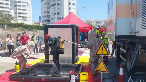 Un momento de la simulación por un vertido contaminante en la playa de La Almadraba Un momento de la simulación por un vertido contaminante en la playa de La Almadraba