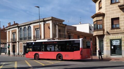 Autob&uacute;s urbano circulando por Alcal&aacute; de Henares