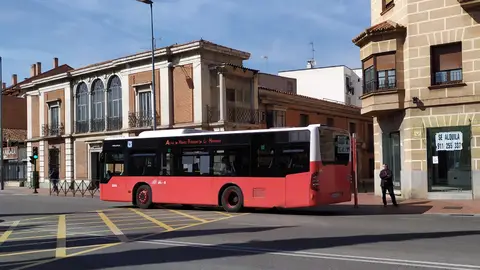 El acuerdo entre trabajadores y empresa logra evitar la huelga en los autobuses urbanos de Alcalá de Henares Autobús urbano circulando por Alcalá de Henares