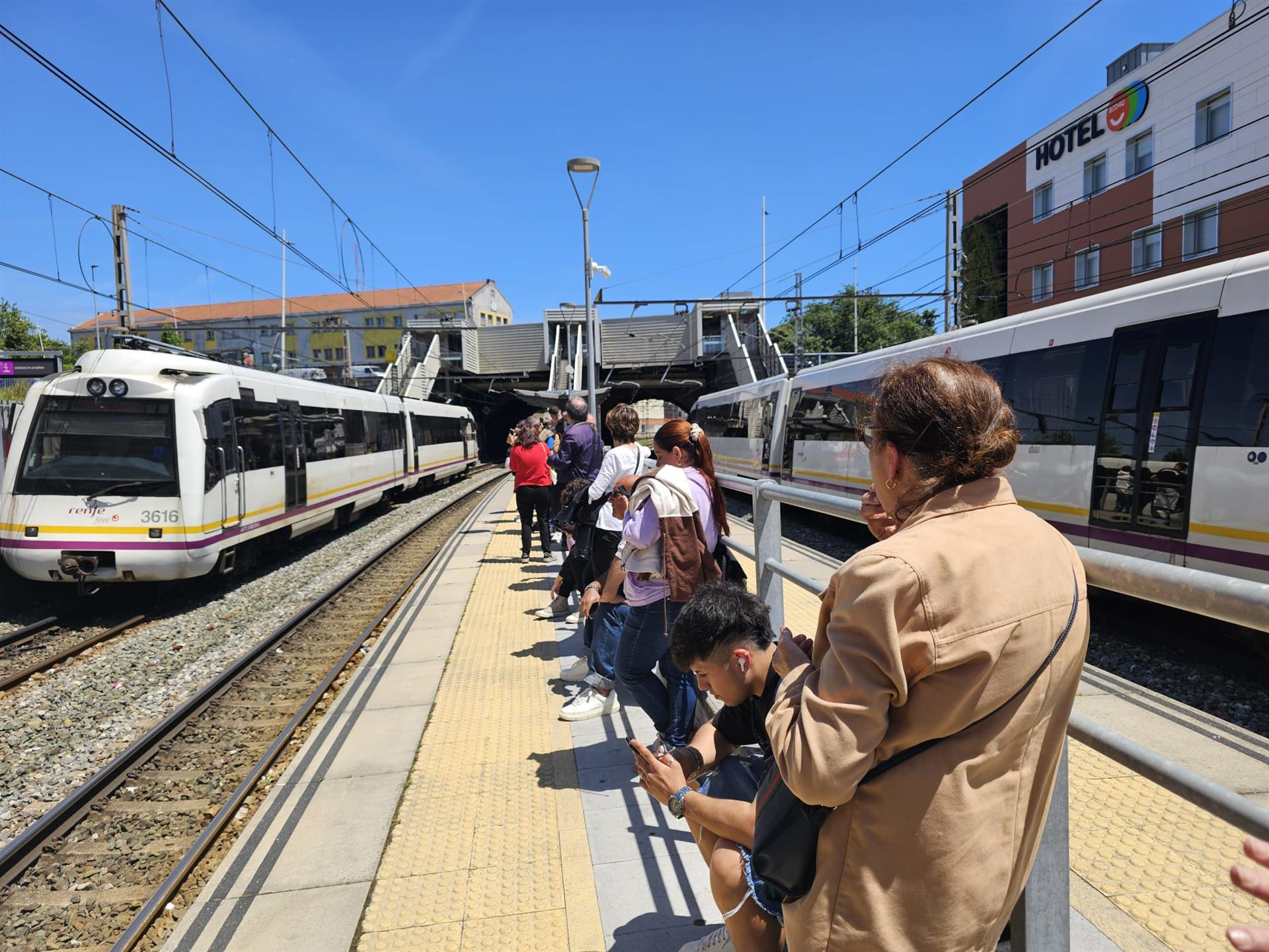 Dos adolescentes provocan un fallo en el tren Santander - Puente San Miguel al abrir las puertas Dos adolescentes provocan un fallo en el tren Santander - Puente San Miguel al abrir las puertas