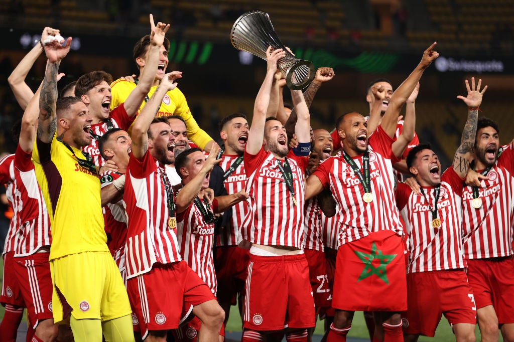 Mendilibar hace historia y gana la Conference League con el Olympiacos Mendilibar hace historia y gana la Conference League con el Olympiacos