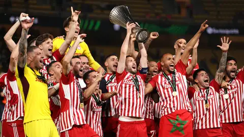 El Olympiacos celebra su victoria en la Conference League El Olympiacos celebra su victoria en la Conference League